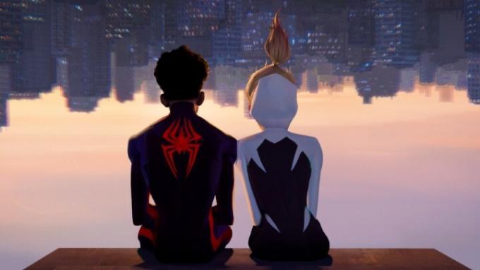 Dva najstnika visita na glavo v prizoru iz filma Spider-Man: Across the Spider-Verse.