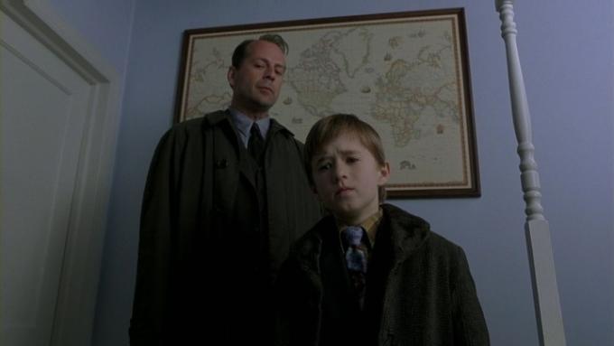 Dr. Malcolm und Cole schauen in „The Sixth Sense“ nach unten.