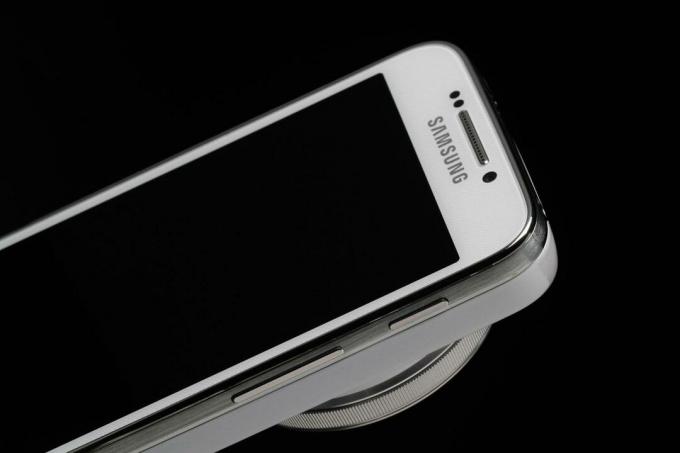 Samsung-Galaxy-S4-Zoom-setengah atas ponsel