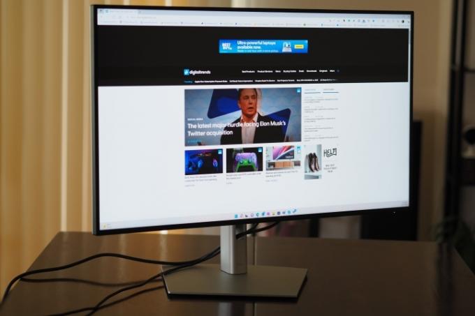 Visão frontal do monitor Dell UltraSharp 32 4K USB-C Hub em ângulo.