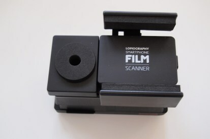 Lomografi filmskanner händer på smartphone