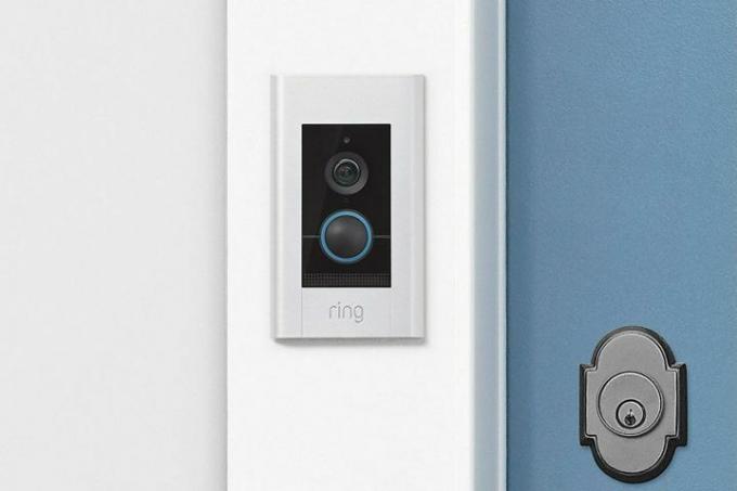 Ring Video Doorbell Elite uzstādīts pie priekšējām durvīm.