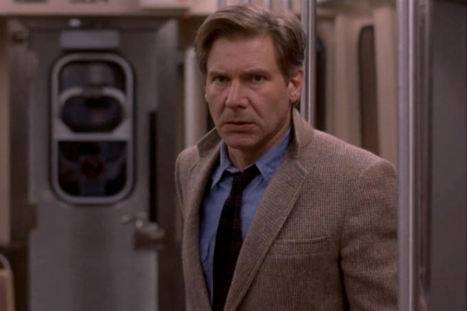 Harrison Ford står på et tog i The Fugitive.