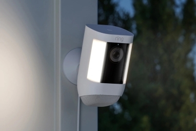 Ring Spotlight Cam Pro aan een muur.