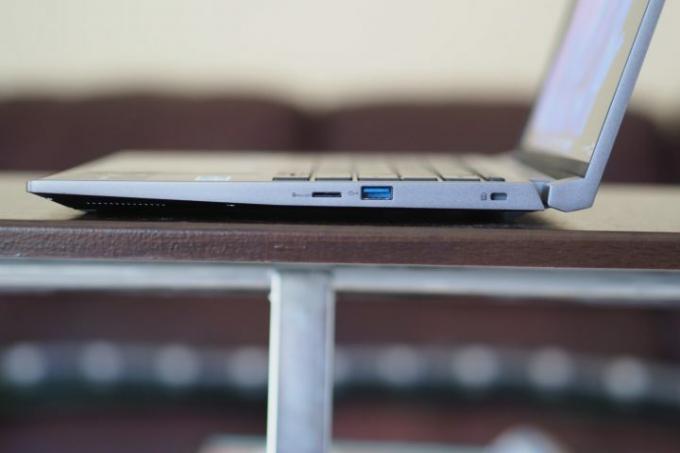 Pogled s strani Acer Swift X 14, ki prikazuje vrata in zaslon.