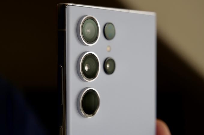A Samsung Galaxy S23 Ultra hátlapja, amelyen a kamera lencséi láthatók.
