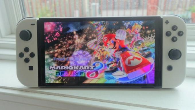 Mario Kart 8 Deluxe працює на OLED-дисплеї Nintendo Switch.