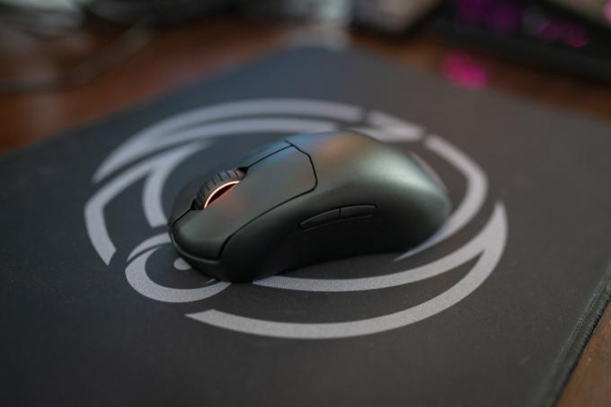 Steelseries Prime Wireless fare altlığı üzerinde.