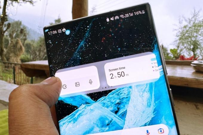Samsung Galaxy S22 Ultra'da widget'lar arasında geçiş yapma.