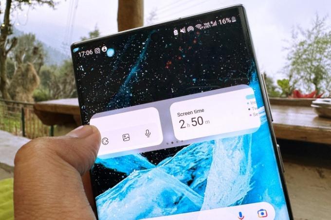 Beralih antar widget di Samsung Galaxy S22 Ultra.