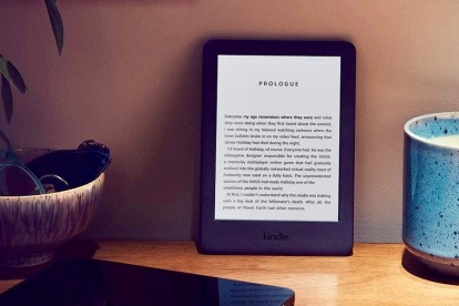 Amazon Kindle z vgrajeno lučko (podprto z oglasi)