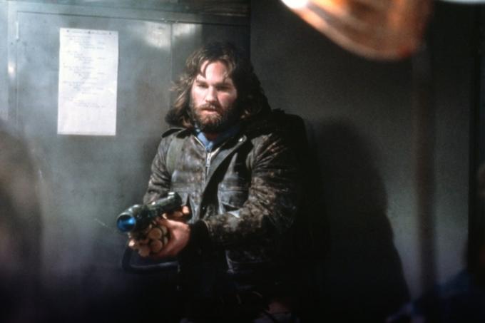 Мъж държи огнехвъргачка от филма The Thing.