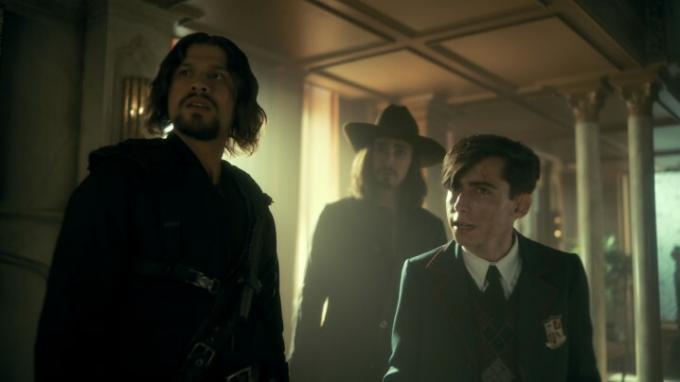 David Castañeda, Robert Sheehan och Aidan Gallagher stirrar bort till vänster om bilden i en scen från The Umbrella Academy säsong 3.