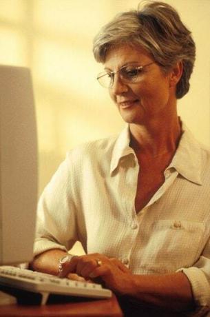 امرأة تستخدم الكمبيوتر
