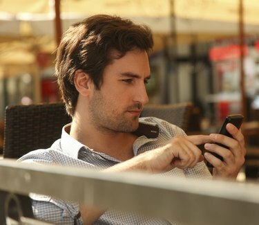 Ung mann som bruker smarttelefon