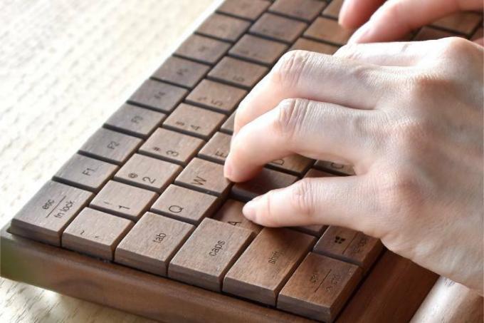Hacoa Ki-Board to bezprzewodowa klawiatura wykonana z drewna.
