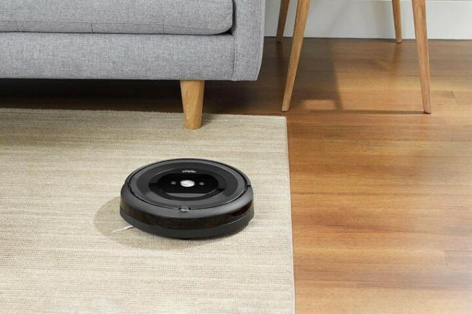 iRobot Roomba e5 persafbeelding van een stofzuiger op tapijt.