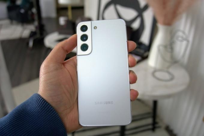 Samsung entiteitGalaxy S22entity Plus in Phantom White in de hand.