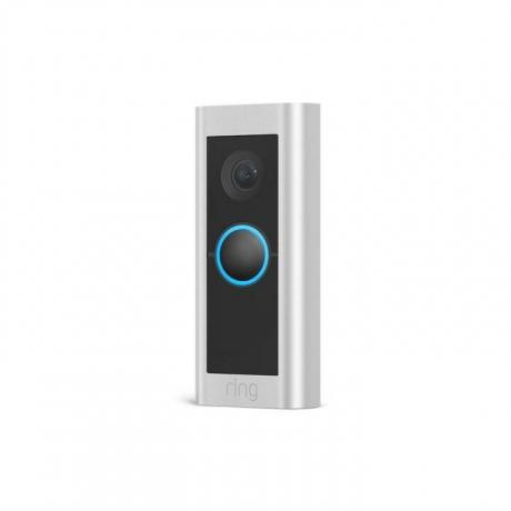 Ring Video Doorbell Pro 2 uzstādīts uz koka durvīm.