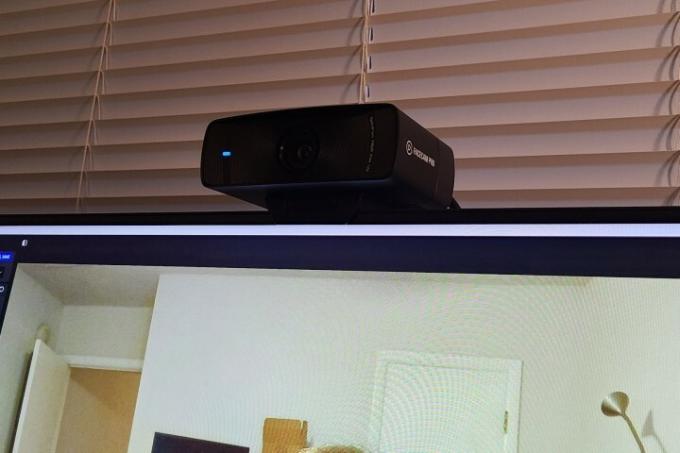 Elgato Facecam Pro na monitorze.