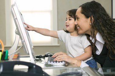 foto do estilo de vida de uma jovem mãe adulta enquanto ela e a filha usam o computador