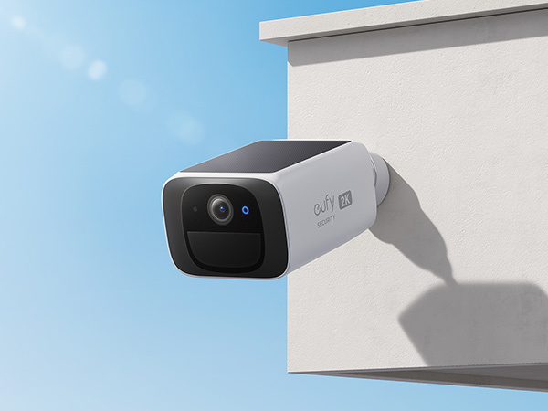 Κάμερα ασφαλείας Eufy S220 SoloCam με ηλιακή ενέργεια, τοποθετημένη στο πλάι του σπιτιού.