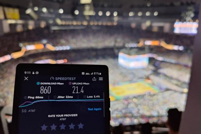 5G-Test mit einem Basketballspiel im Hintergrund.