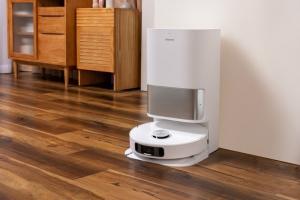 このロボット掃除機は AI を使用して床を掃除します