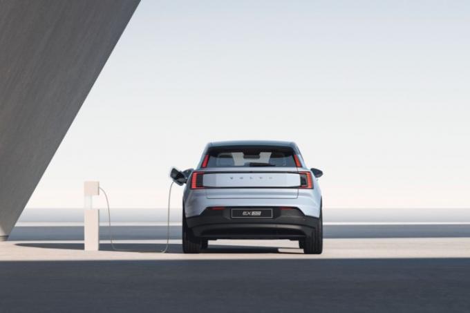 Volvo EX30 2025 года — более компактный и доступный шведский электромобиль.