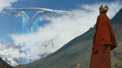 Um andróide parecido com um monge vê um drone hostil emergir das nuvens à distância.
