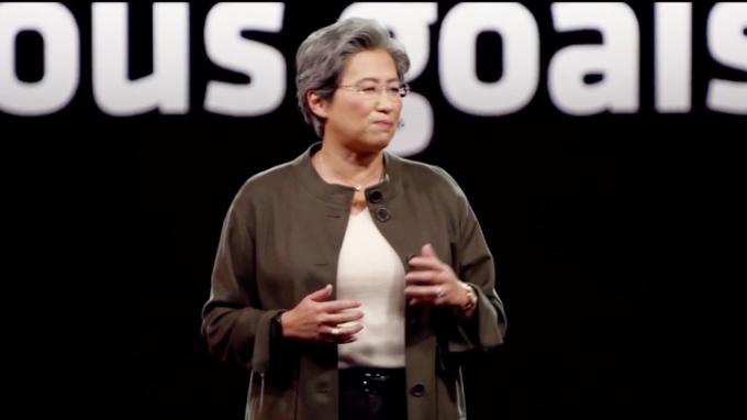 Dra. Lisa Su com um suéter marrom está no palco da AMD