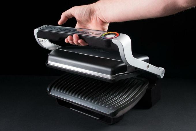 T-fal-Optigrill-Griff-in-der-Hand