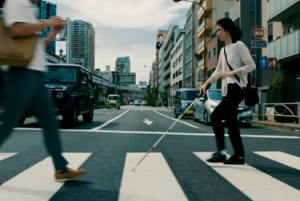 תכונה חדשה של מפות Google עוזרת לאנשים עם ראייה לקויה לחצות את הרחוב