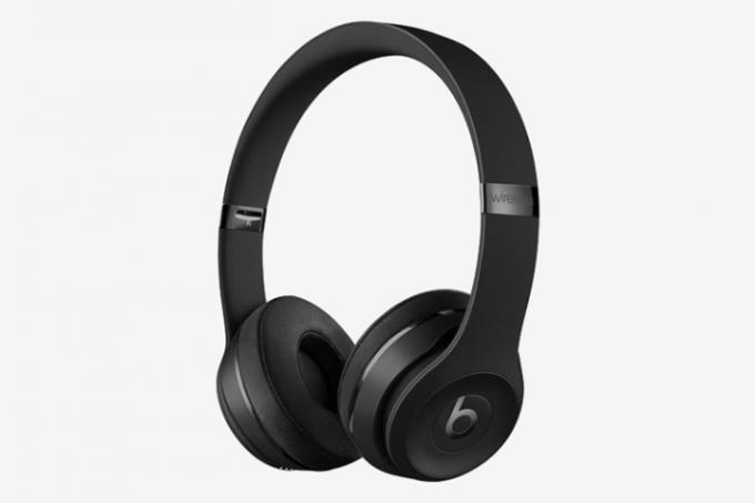 Headphone nirkabel Beats Solo3 versi hitam.