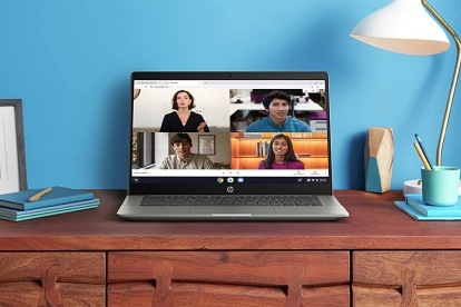 Το HP Chromebook 14b κάθεται σε ένα γραφείο.