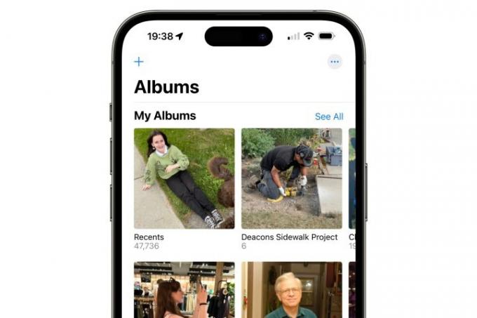 iPhone показва изглед на албуми на приложението Снимки.