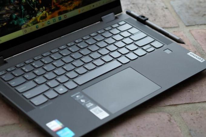 Imagen del Lenovo IdeaPad Flex 5i 14, que muestra el teclado, el trackpad y el lápiz óptico.