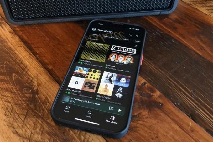 iPhone z sekcją Home aplikacji Spotify.