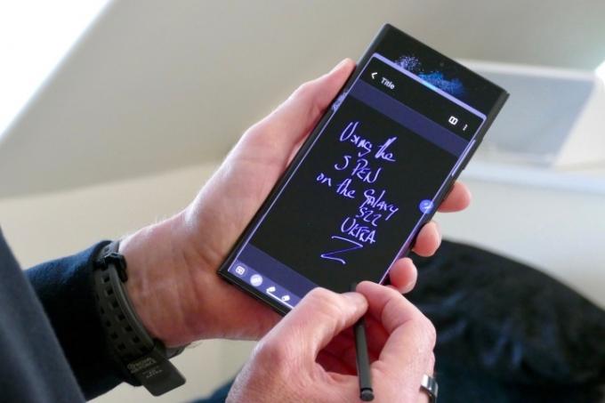Skrivning med S Pen på Galaxy S22 Ultra.