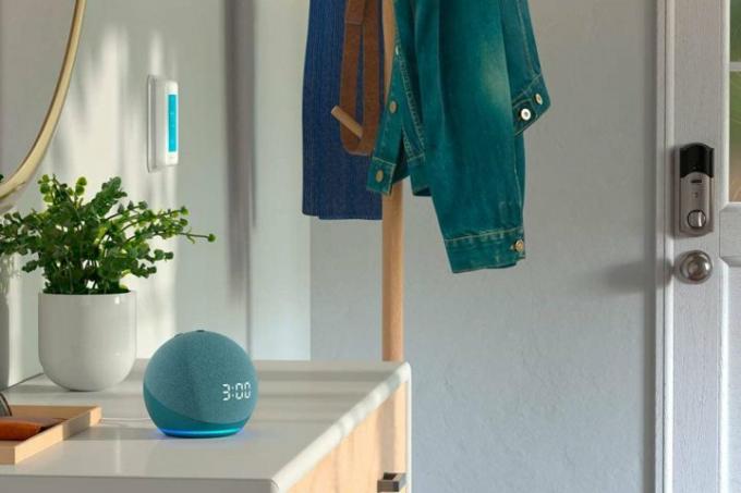 Amazon Echo Dot ar pulksteni, kas atrodas uz galda mājās.