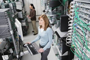 Kompiuterių technikai serverių kambaryje