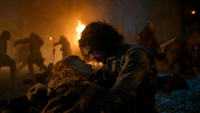 Jon tiene in braccio e piange una Ygritte morente.
