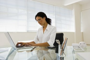Femme travaillant dans un bureau