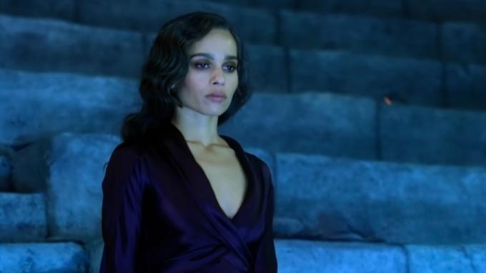 Leta Lestrange ser före sig i Fantastic Beasts: The Crimes of Grindlewald.