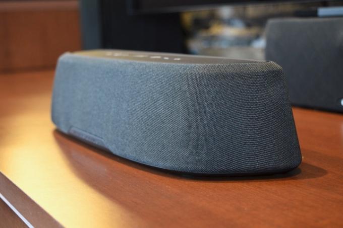 Widok z boku na soundbar Polk MagniFi Mini AX.