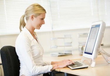 Femme d'affaires en tapant sur ordinateur