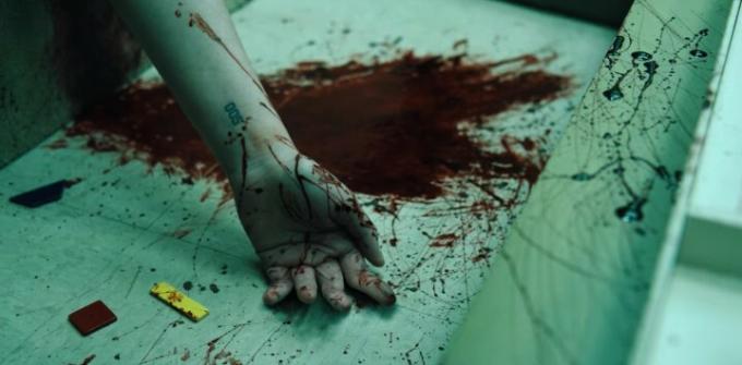 기묘한 이야기 ​​시즌 4의 한 장면에서 피 묻은 팔이 축 늘어져 있습니다.