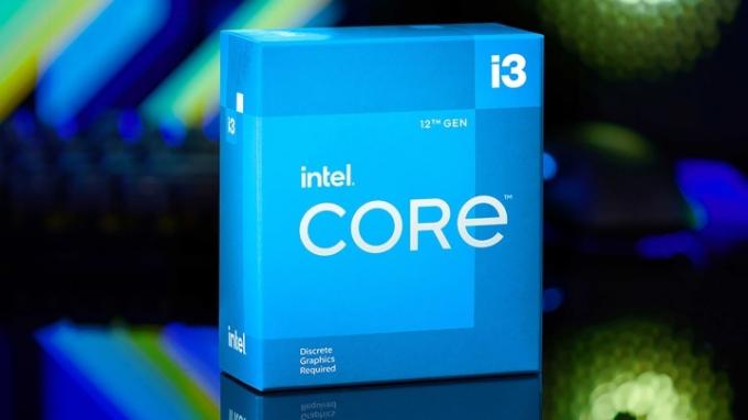 Intel Core i3-12100F doboz egy játékgép előtt ülve.