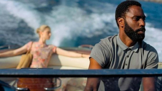 Protagonist in Kat na čolnu v Tenetu.
