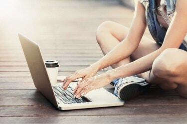 Mädchen mit einem Laptop im Freien